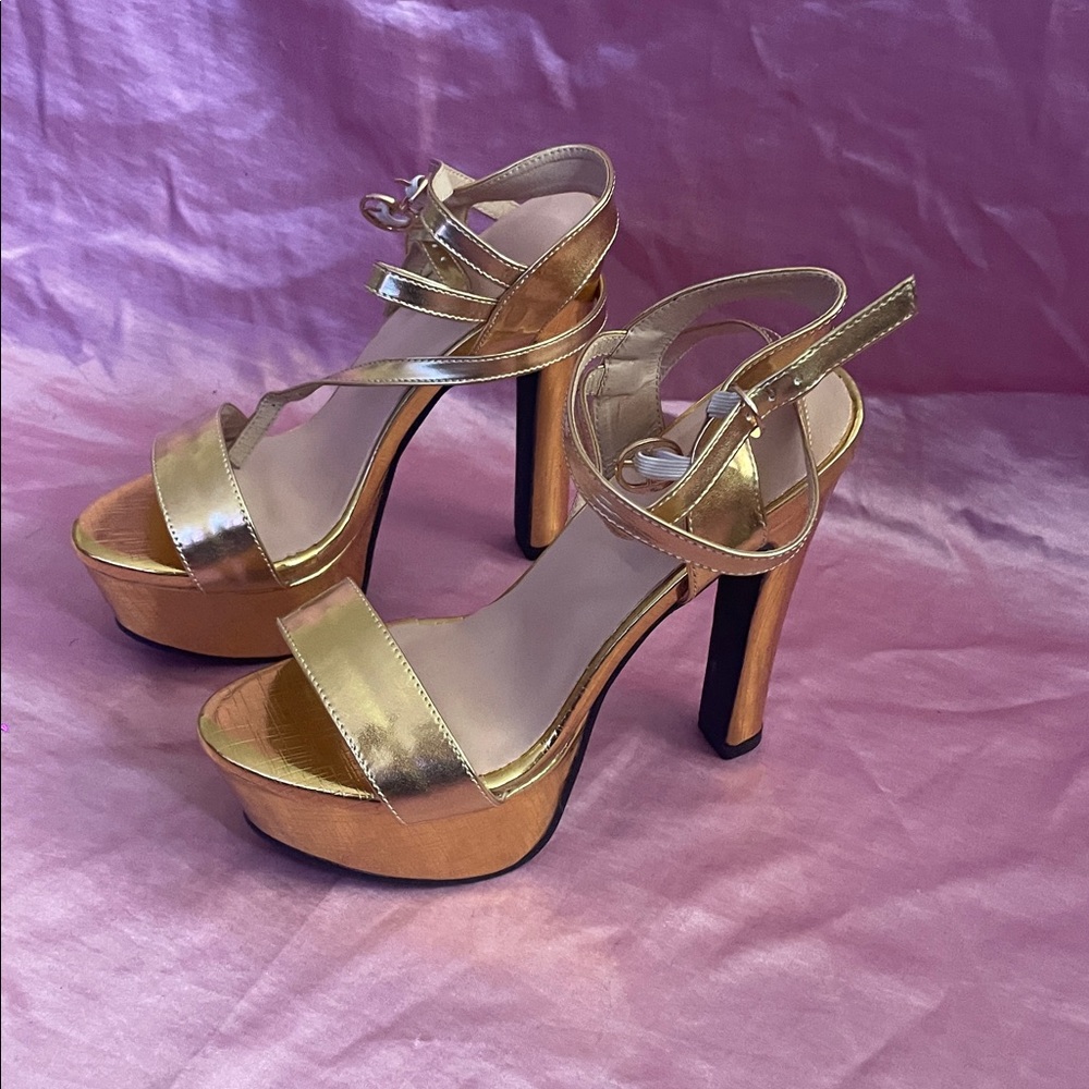 Windsor Gold Platform Heels ✨ - Picture 2 of 3